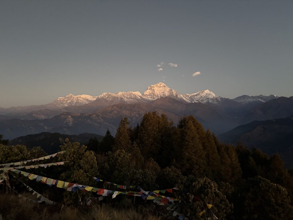 プーンヒル山頂から望むアンナプルナ連峰の朝焼け